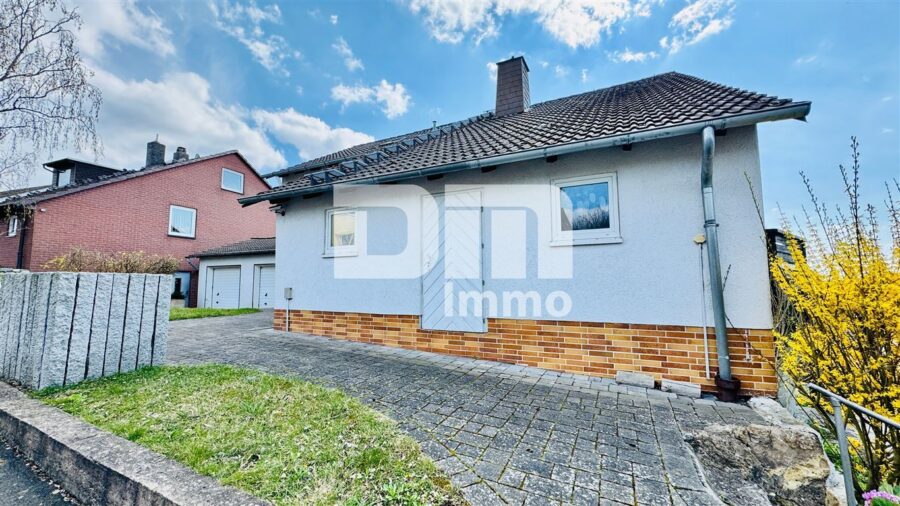 Teilsaniertes Traumhaus in begehrter Lage auf großem Grundstück mit Panoramablick - Frontansicht